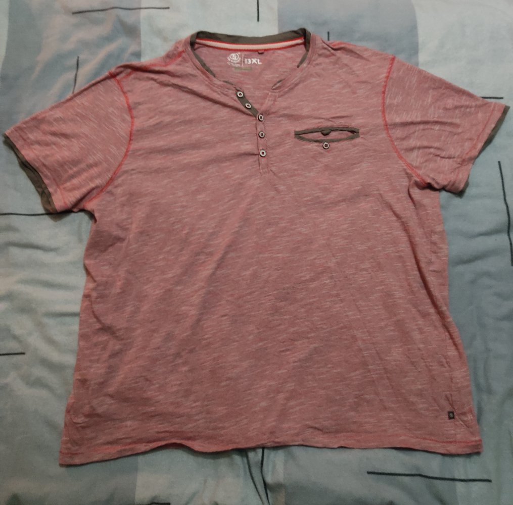 T-Shirt aus Bio Baumwolle mit Knopfleiste im V-Ausschnitt 