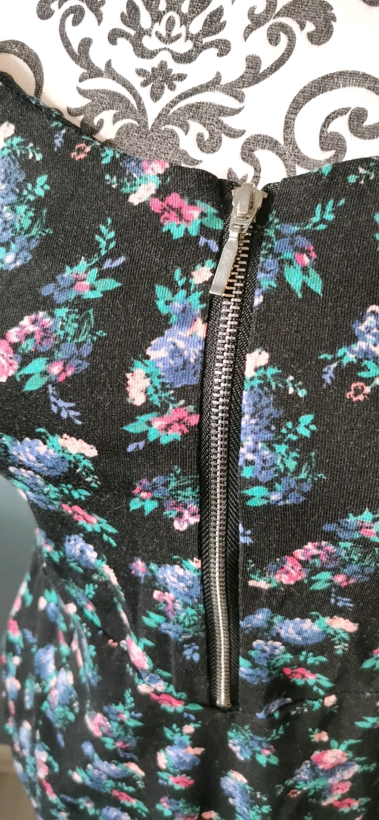 Kleid mit Blumen schwarz Gr M