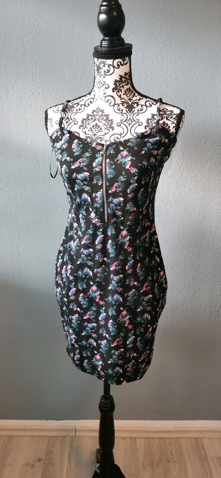 Kleid mit Blumen schwarz Gr M