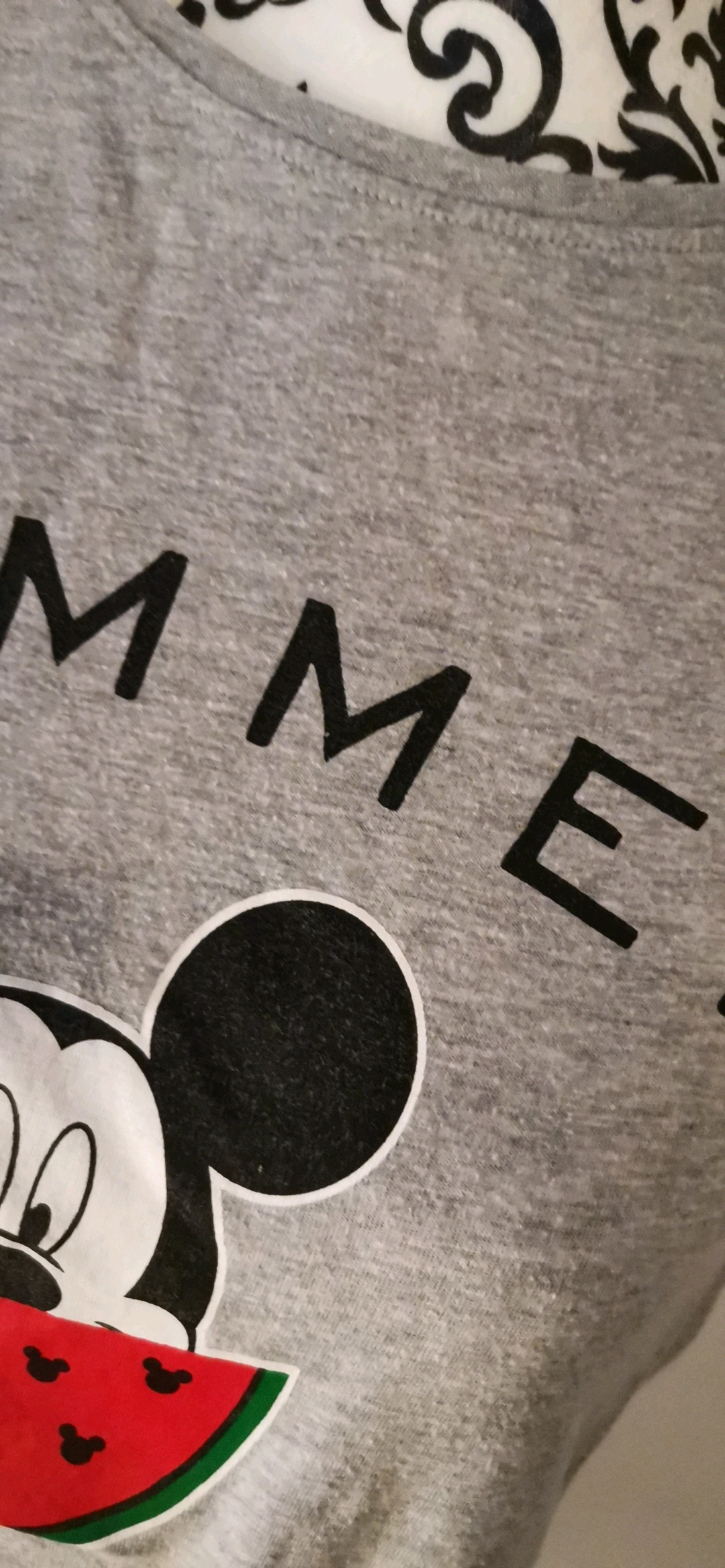 Graues T-Shirt mit Mickey Mouse