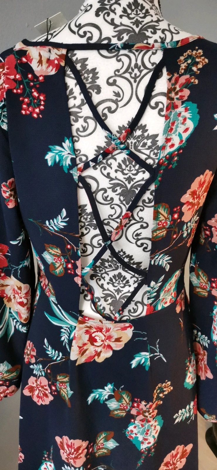 Tolles blumiges Kleid von Boohoo Gr. L neu mit Etikett dunkelblau mit Blumen