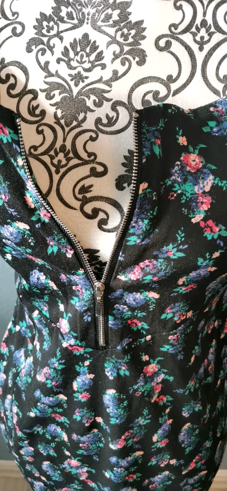 Kleid mit Blumen schwarz Gr M