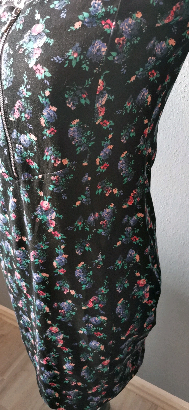 Kleid mit Blumen schwarz Gr M