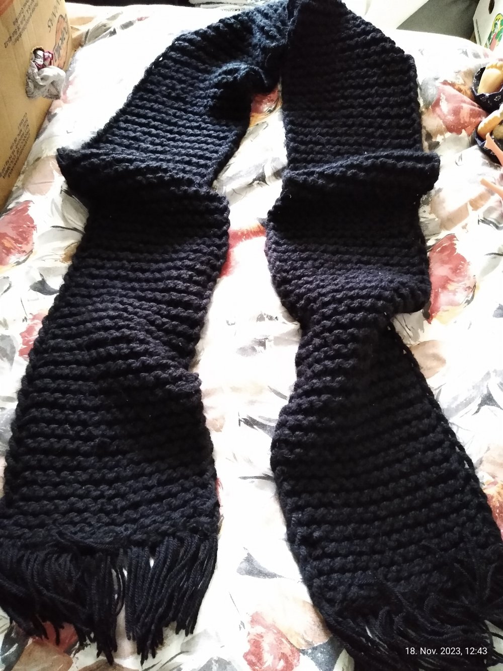 Dicker selbstgestrickter Schal