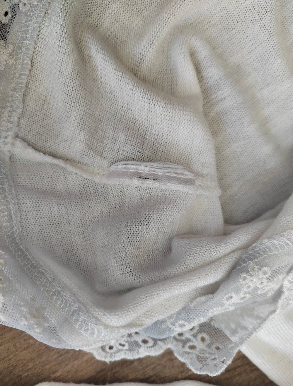 Pullover mit spitzen kante