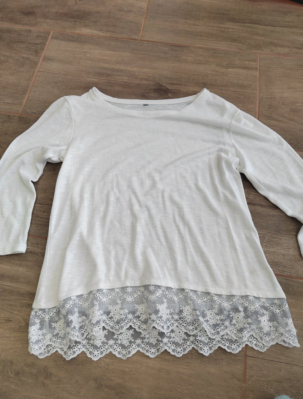 Pullover mit spitzen kante