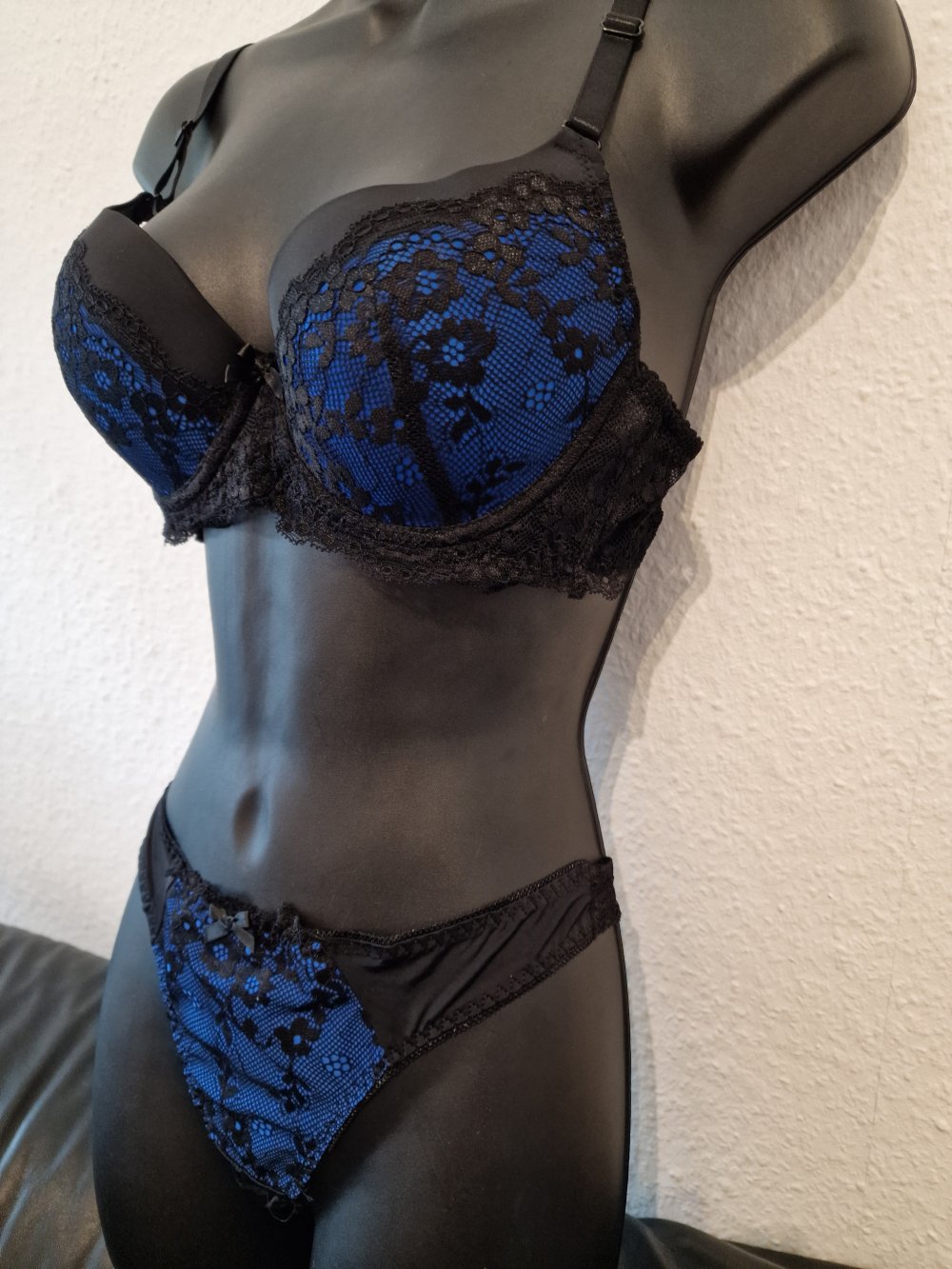 Kontrast-Spitzen-BH und Höschen, in blau 80B
