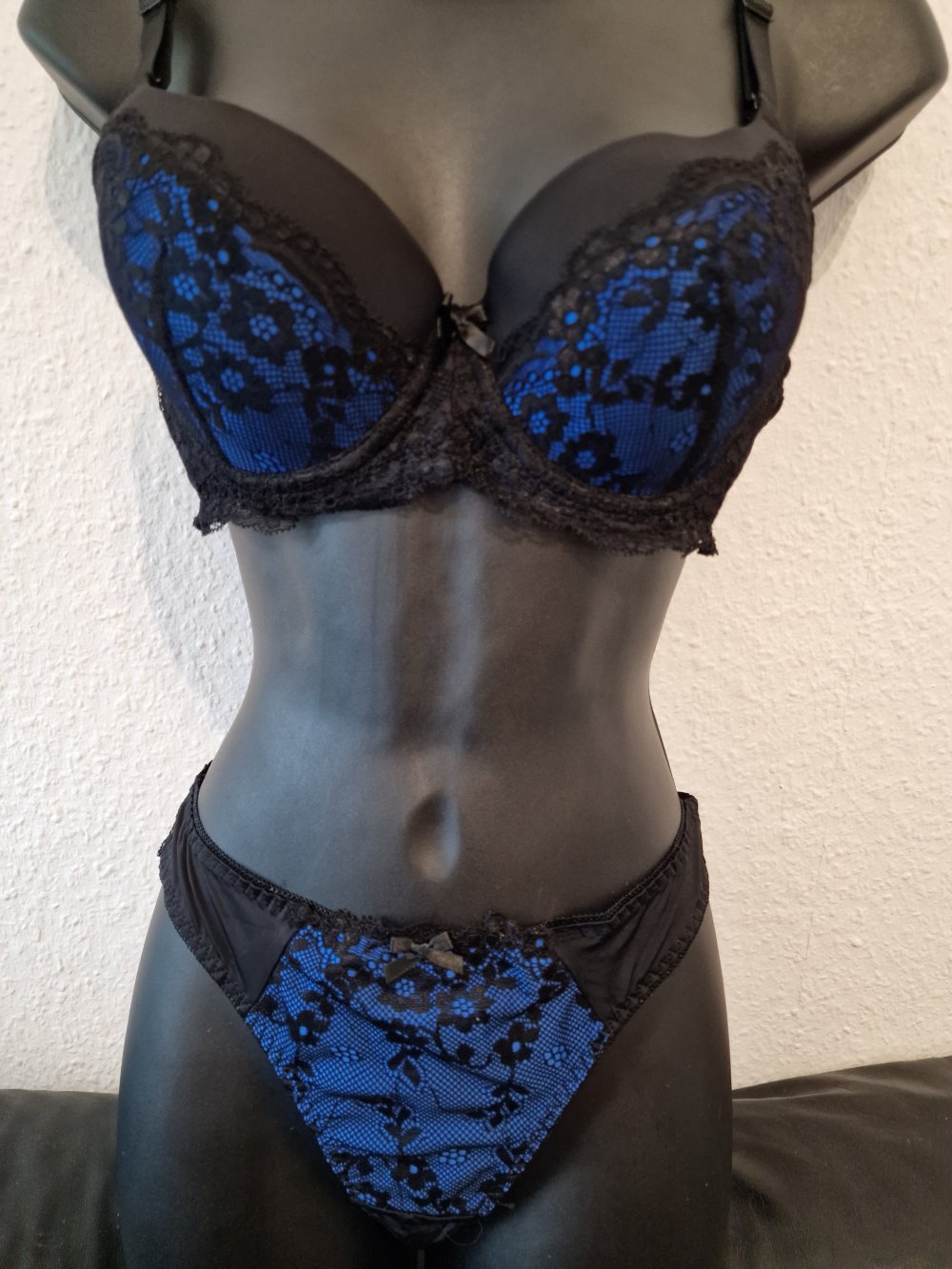 Kontrast-Spitzen-BH und Höschen, in blau 80B