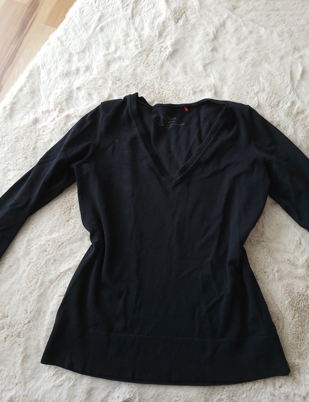 Schwarzes Langarmshirt Dünner Pullover V-Ausschnitt s.Oliver