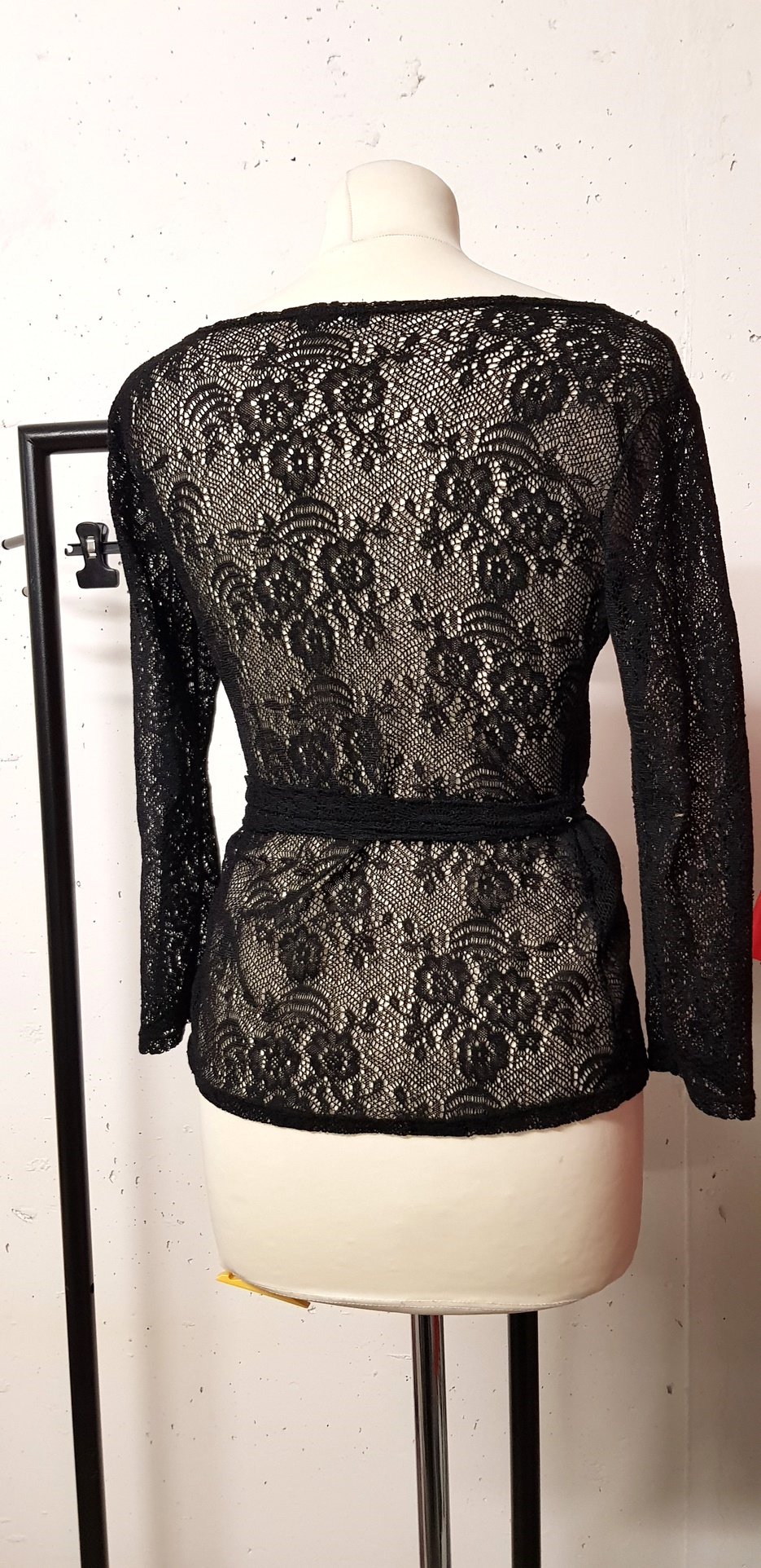 Spitzenbluse in Wickeloptik, Gr. 36 38 