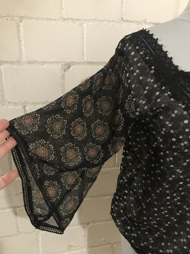 Transparente Bluse mit Blumen 