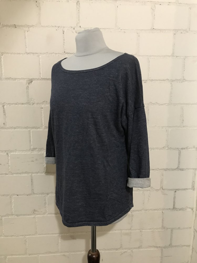 Dünner blauer Pullover