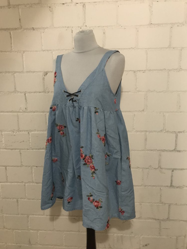 Kleidchen mit aufgestickten Blumen