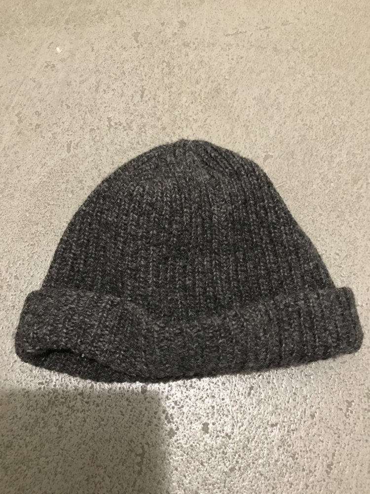 Dunkelgraue Strickmütze