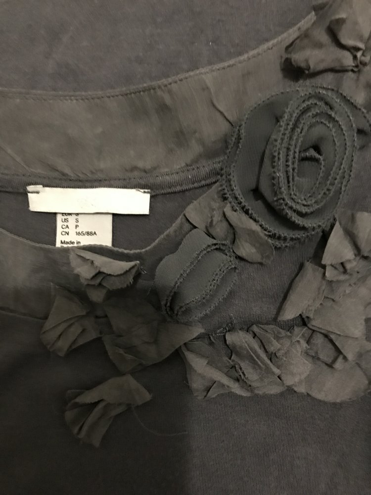 Graues Top mit Blumendetails