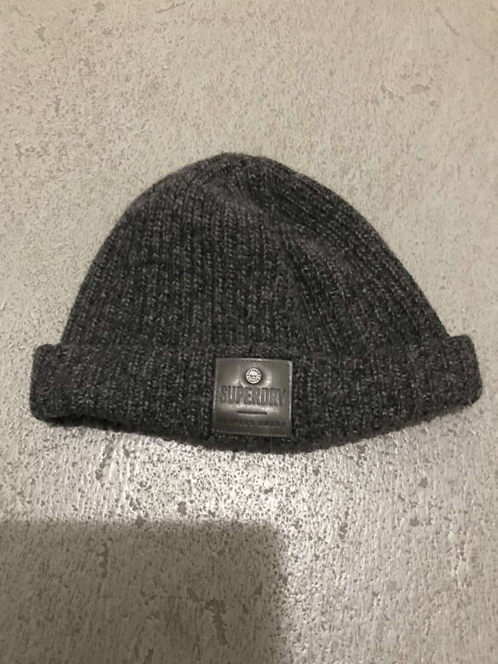 Dunkelgraue Strickmütze