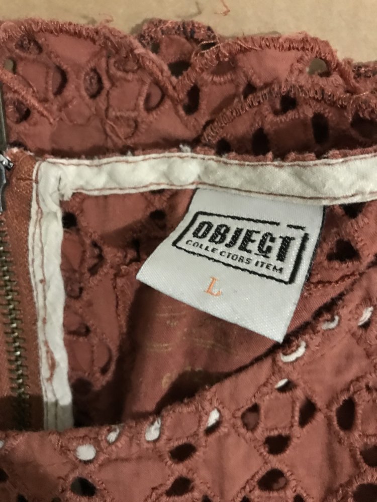 Oberteil mit Lochmuster