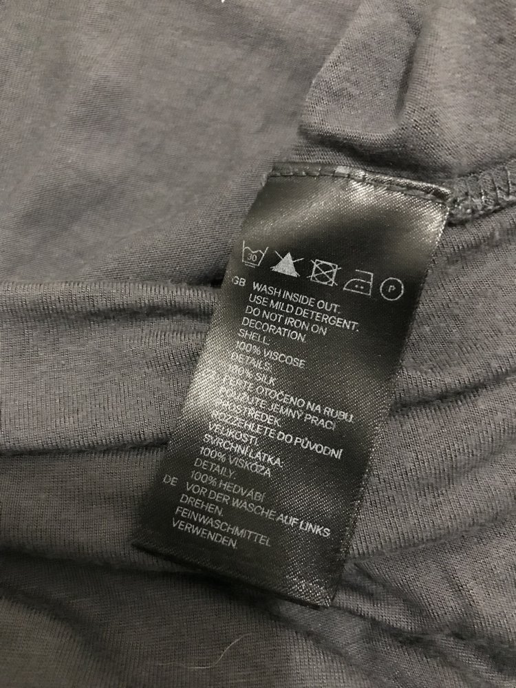 Graues Top mit Blumendetails