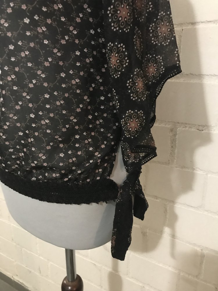 Transparente Bluse mit Blumen 