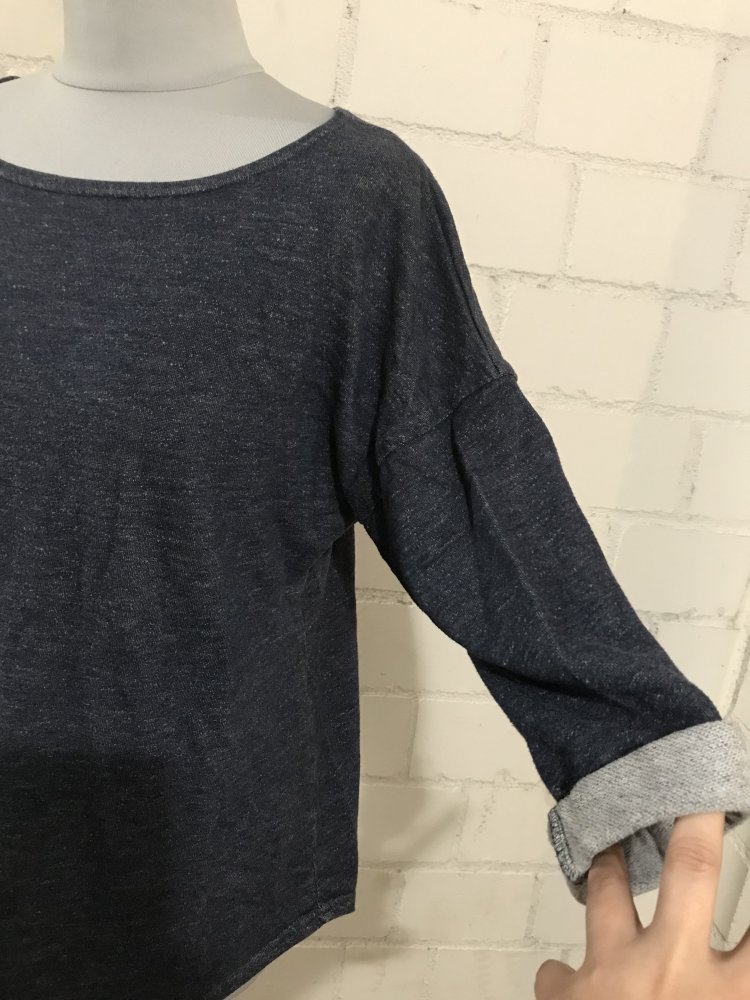 Dünner blauer Pullover