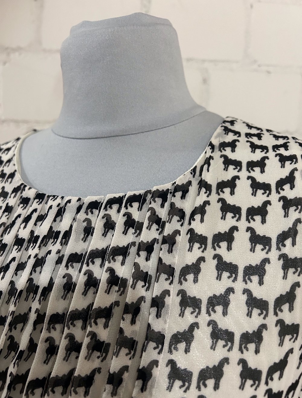 Kleid mit Pferdemotiv