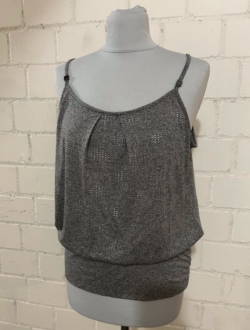 Trägertop mit Silberelementen