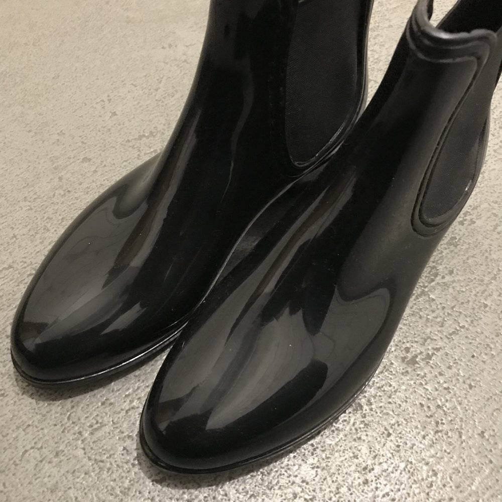 Schwarze Gummistiefeletten