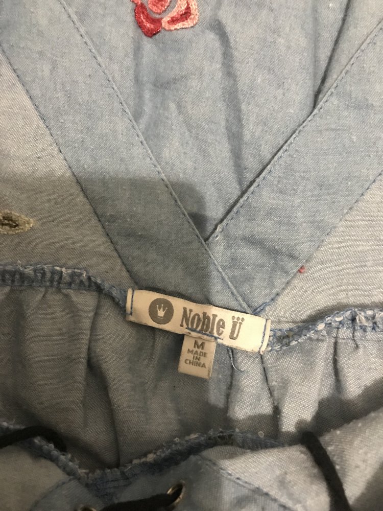 Kleidchen mit aufgestickten Blumen