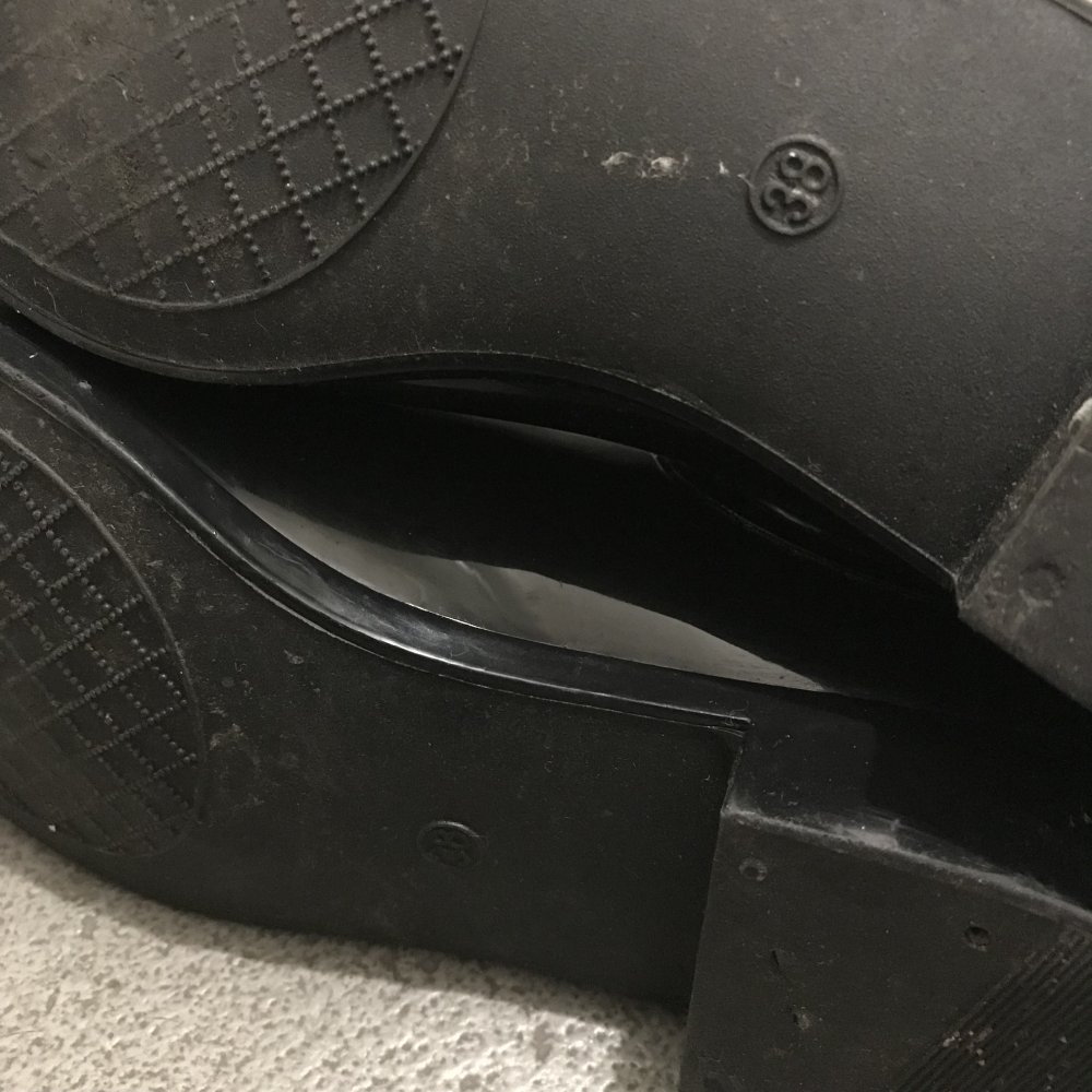 Schwarze Gummistiefeletten