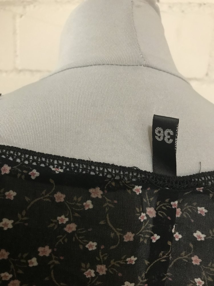 Transparente Bluse mit Blumen 