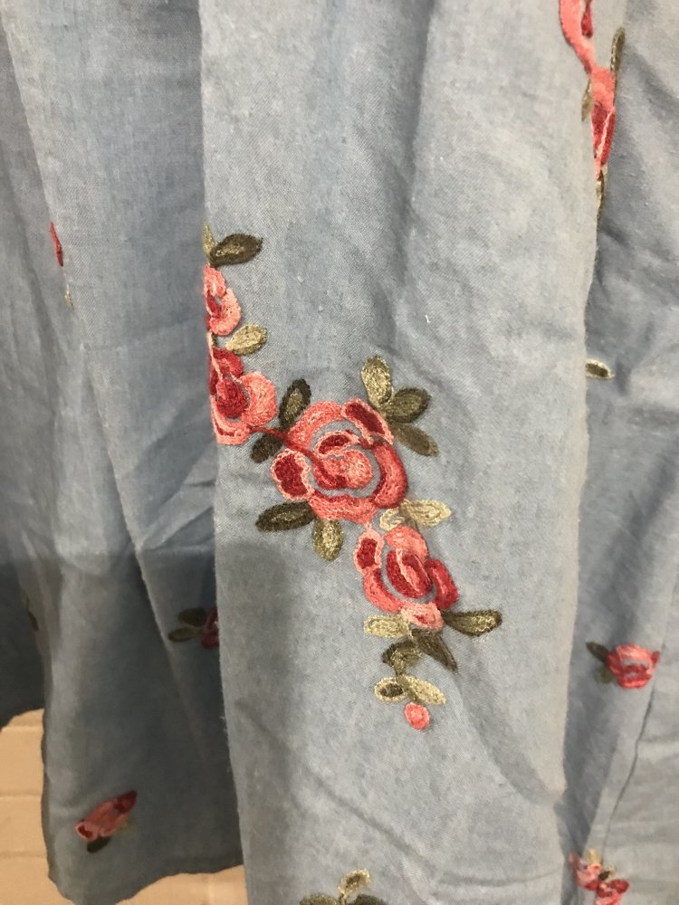 Kleidchen mit aufgestickten Blumen