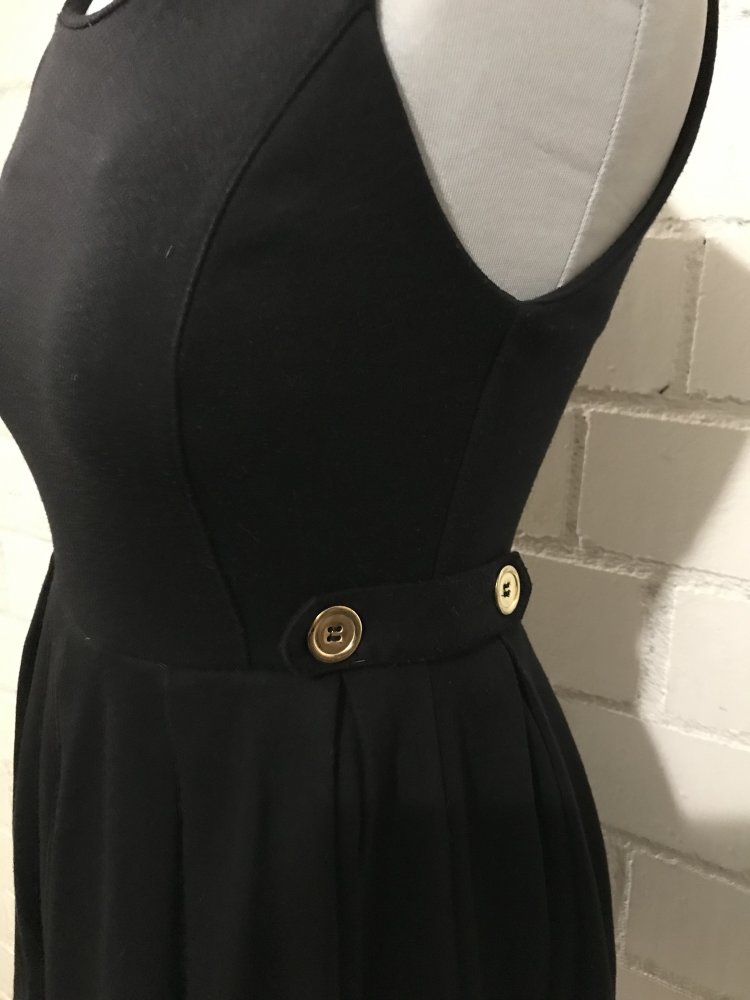 Schwarzes Kleid dickerer Stoff