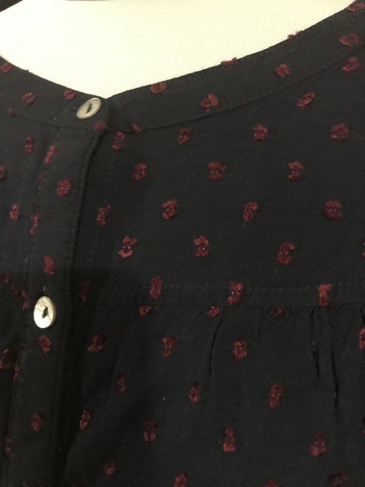Bluse mit aufgestickten Punkten