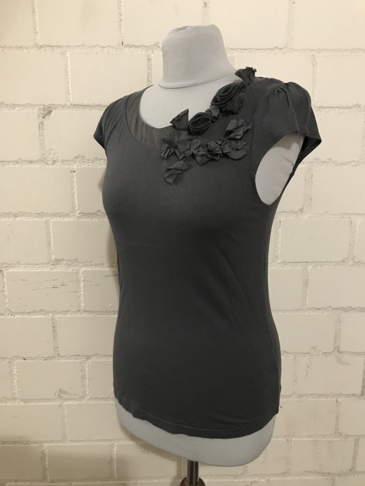 Graues Top mit Blumendetails