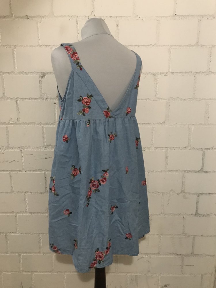 Kleidchen mit aufgestickten Blumen