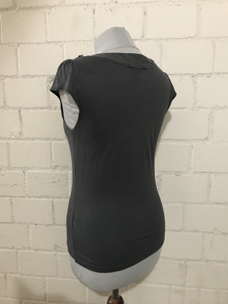 Graues Top mit Blumendetails