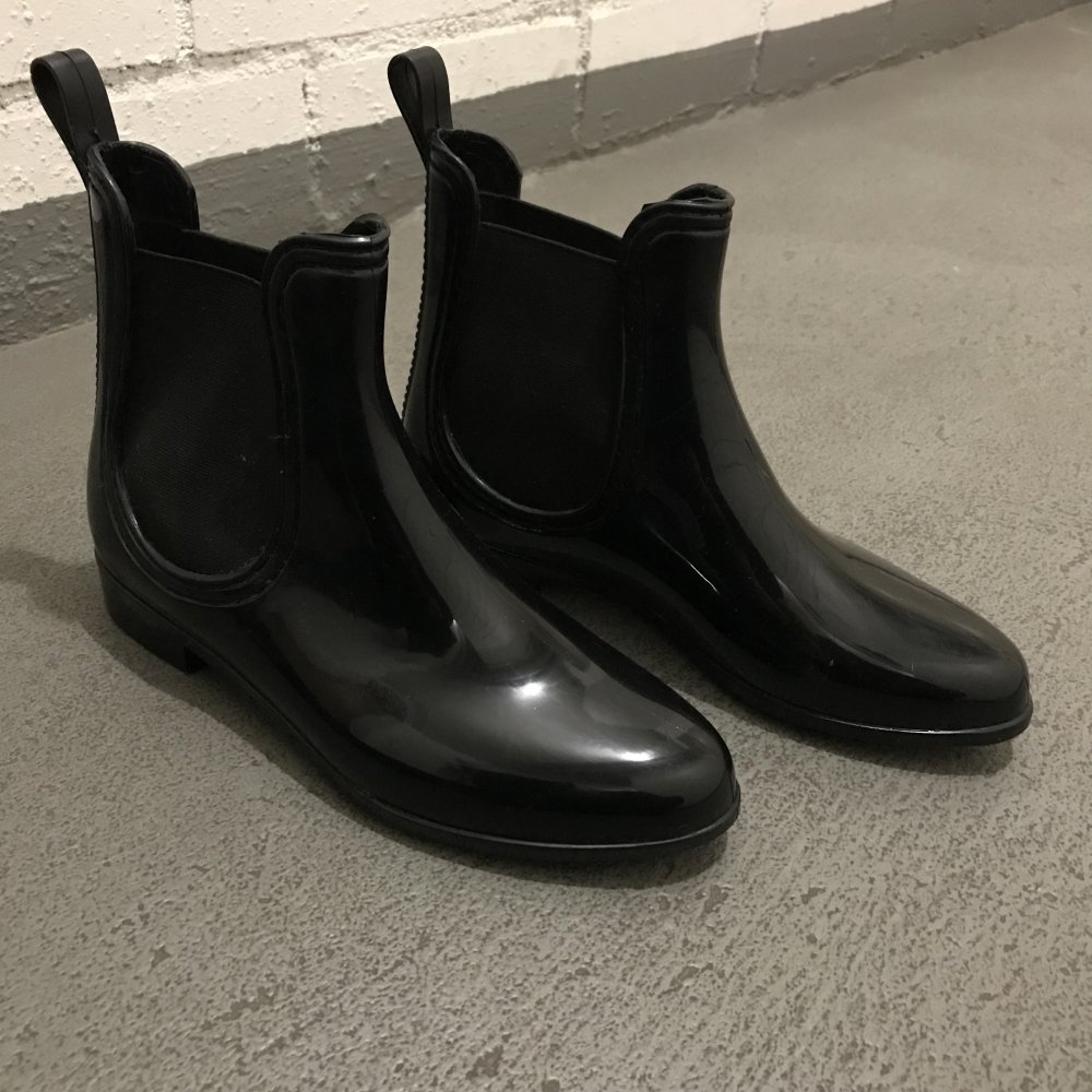 Schwarze Gummistiefeletten