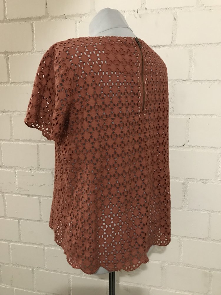 Oberteil mit Lochmuster