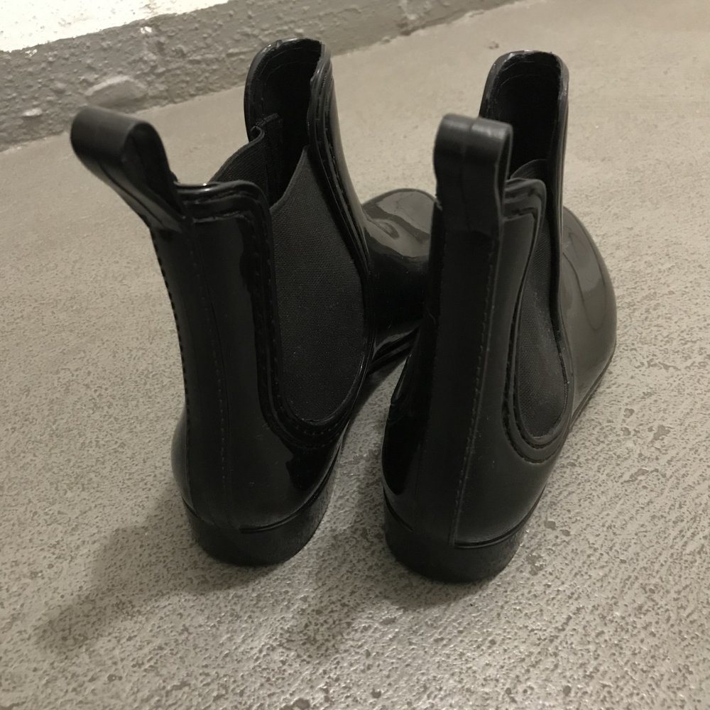 Schwarze Gummistiefeletten