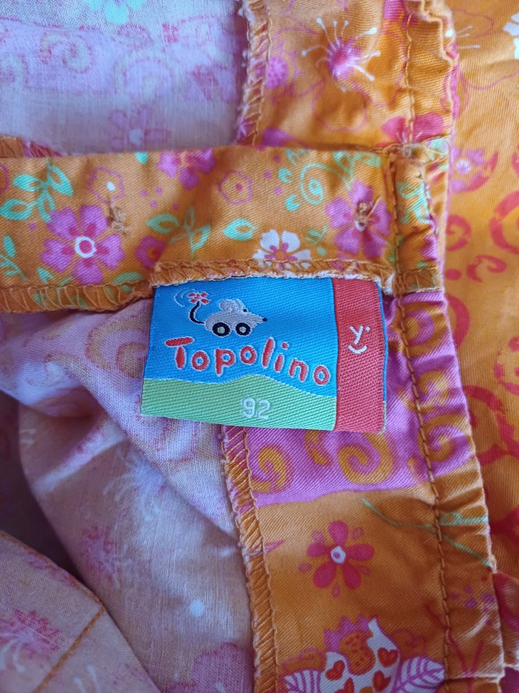 Schönes Sommerkleid mit Blumen 