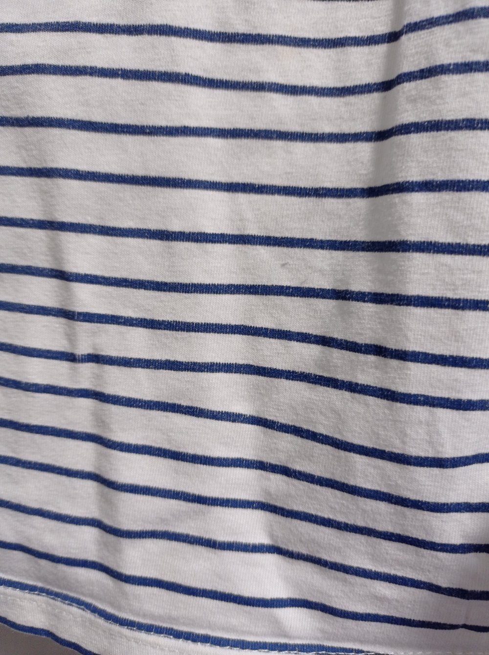 Niedliches Oberteil mit Rüschen und Regenbogen 