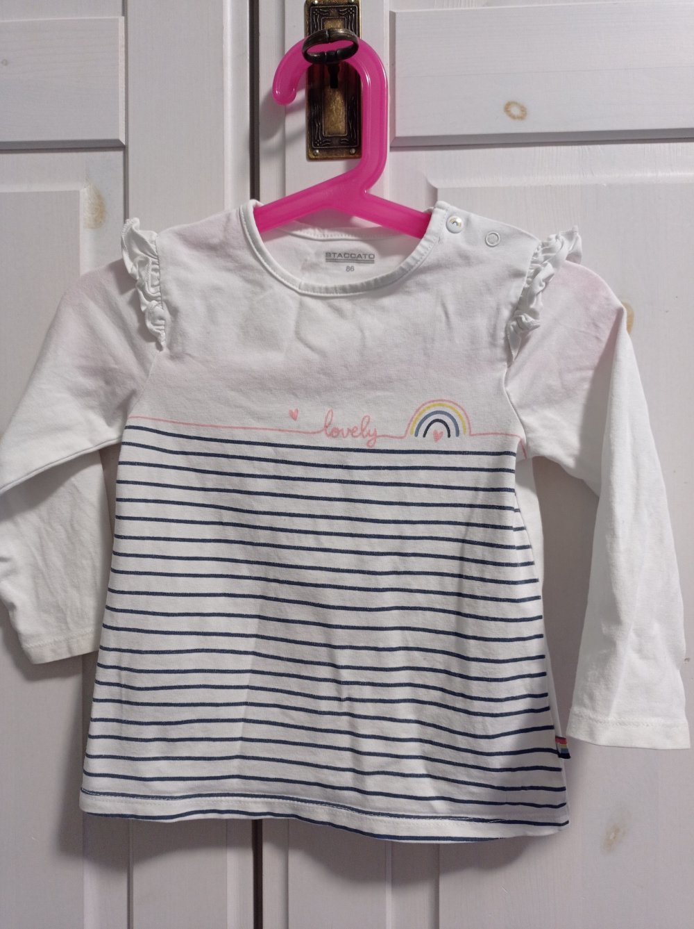 Niedliches Oberteil mit Rüschen und Regenbogen 