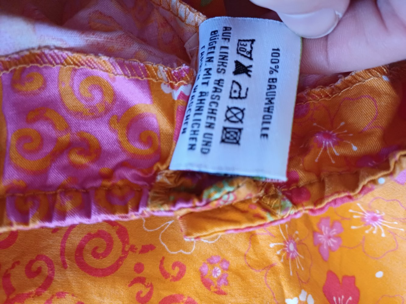 Schönes Sommerkleid mit Blumen 