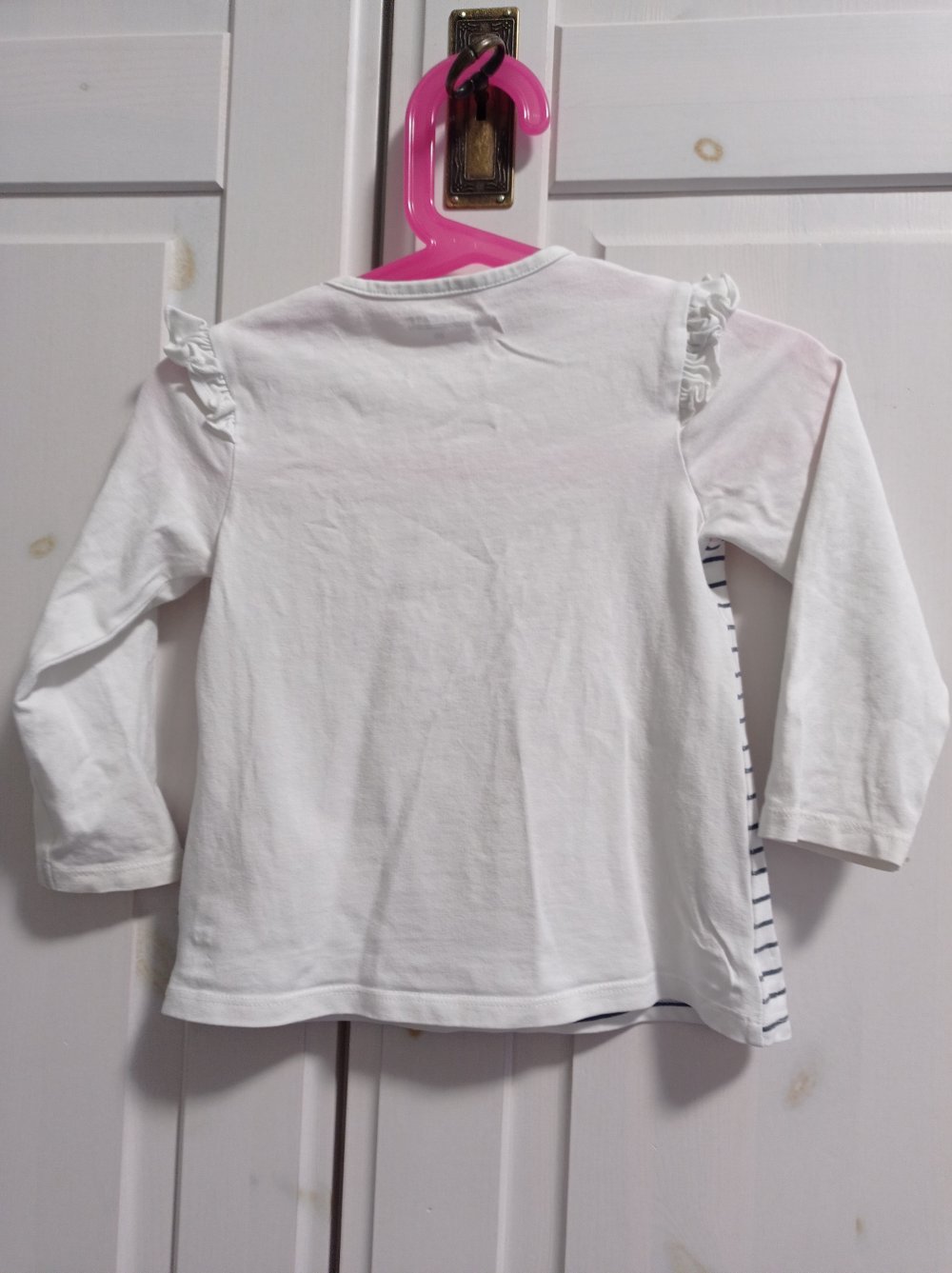 Niedliches Oberteil mit Rüschen und Regenbogen 