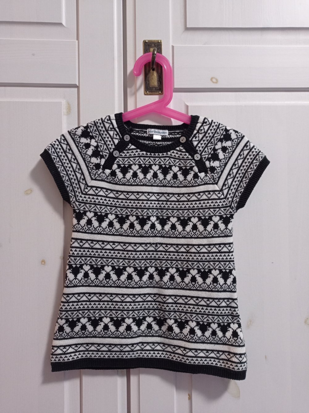 Schönes Kleid mit giltzer Köpfen 