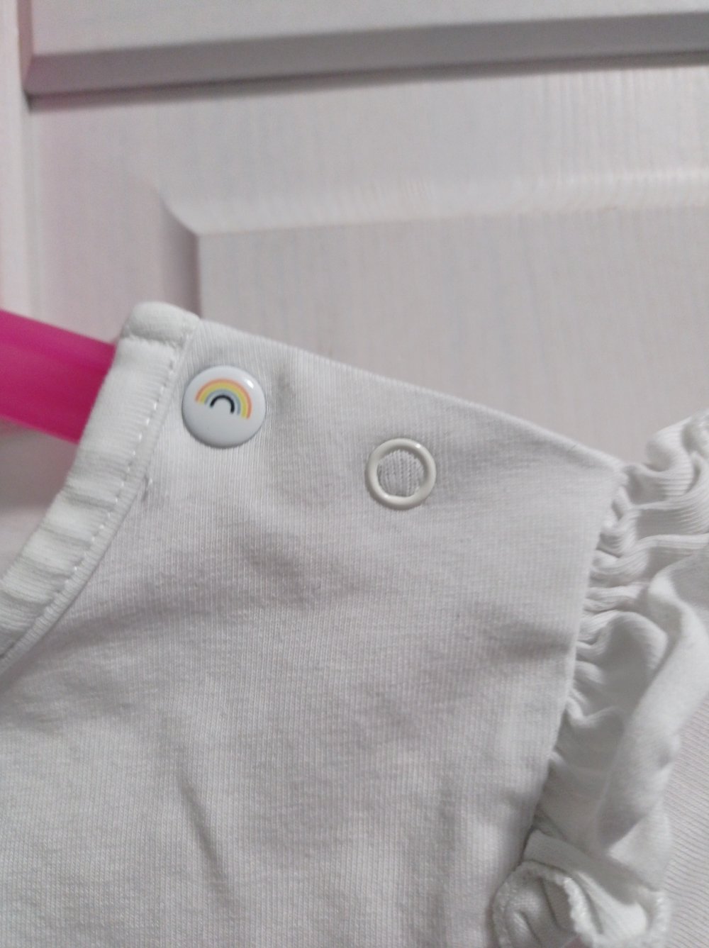 Niedliches Oberteil mit Rüschen und Regenbogen 