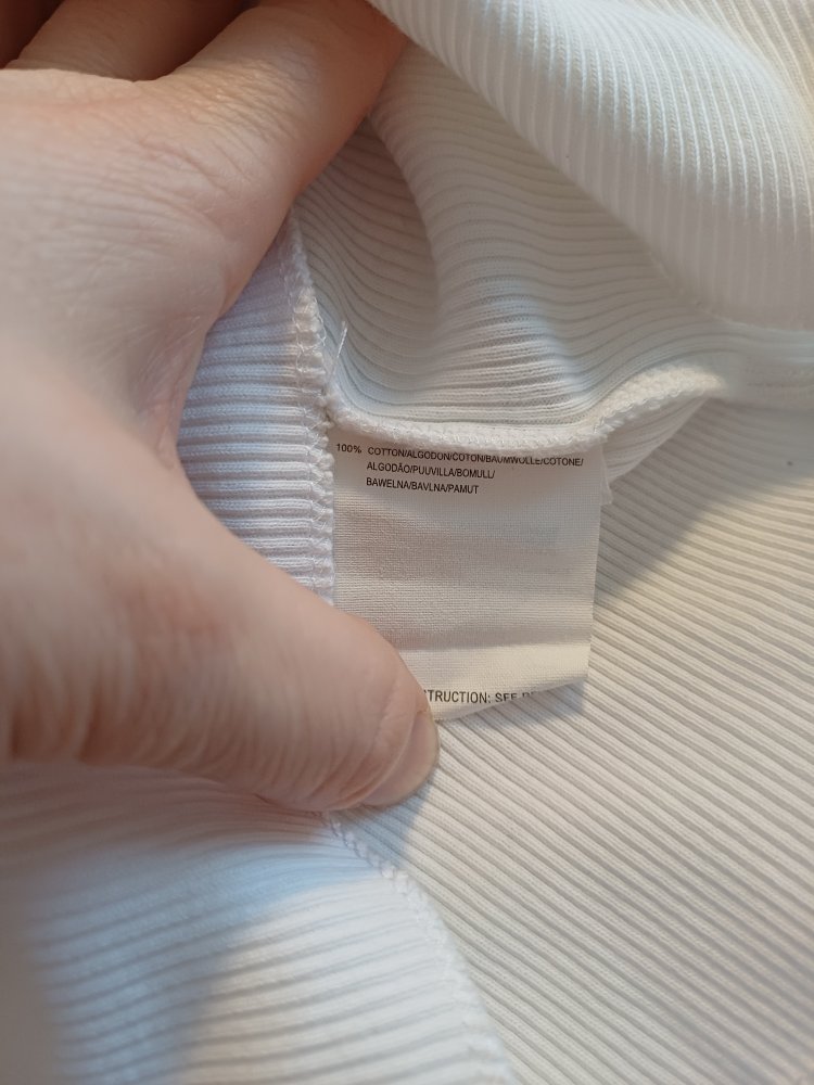 Schönes T-Shirt mit Blume und Holzperlen 