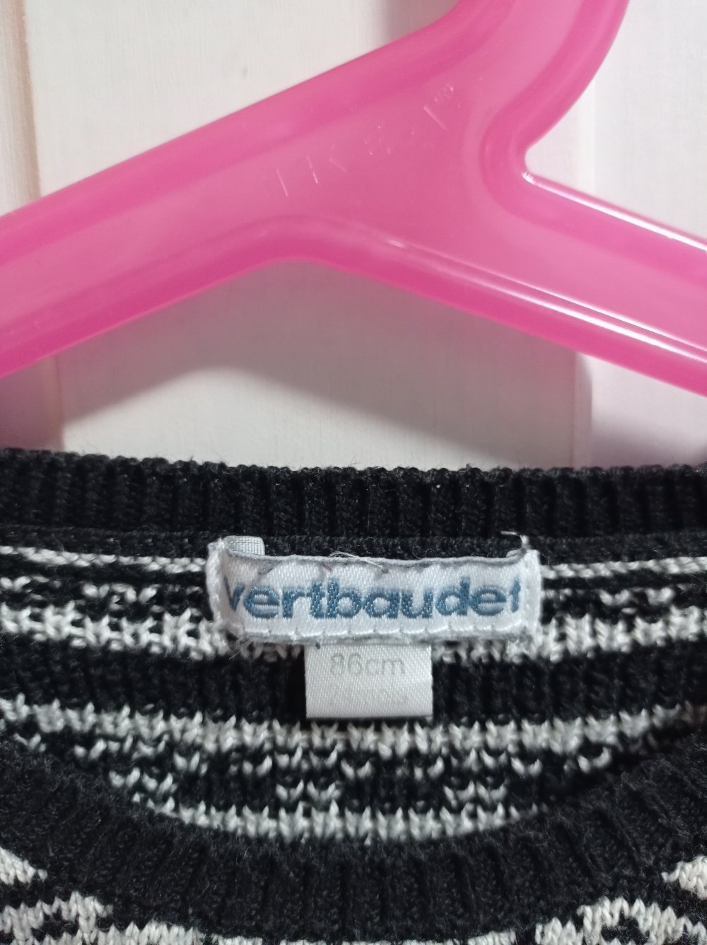 Schönes Kleid mit giltzer Köpfen 