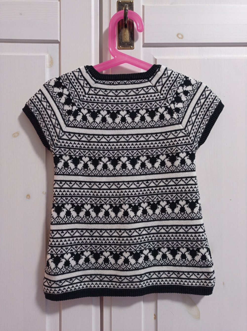 Schönes Kleid mit giltzer Köpfen 