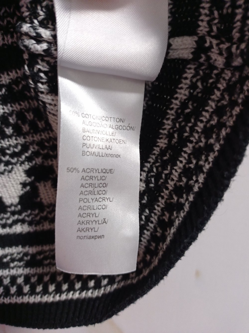 Schönes Kleid mit giltzer Köpfen 